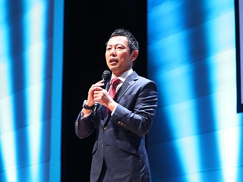 あいさつする藤原誠社長